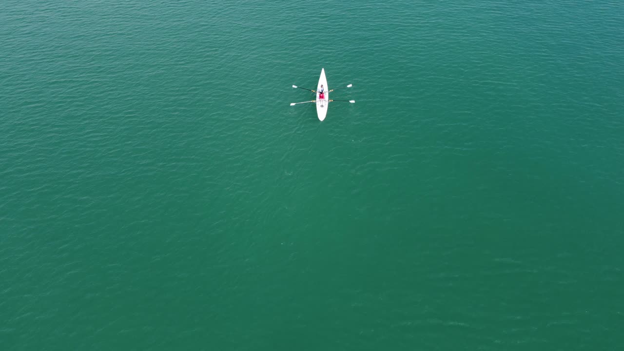 dos mujeres canoa de remo en el mar
