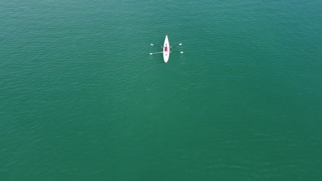 Zwei-Weibliche-Ruderkanu-Auf-Dem-Meer