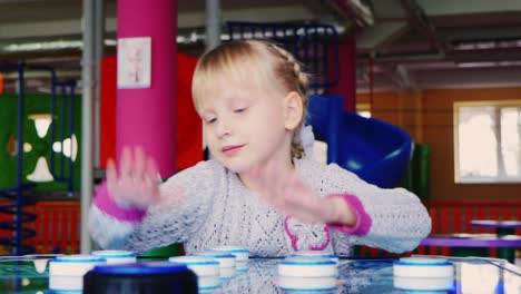 Das-Mädchen-Mit-Leidenschaft-Spielt-Ein-Brettspiel-Im-Unterhaltungszentrum-Aktive-Erholung-Mit-Kindern