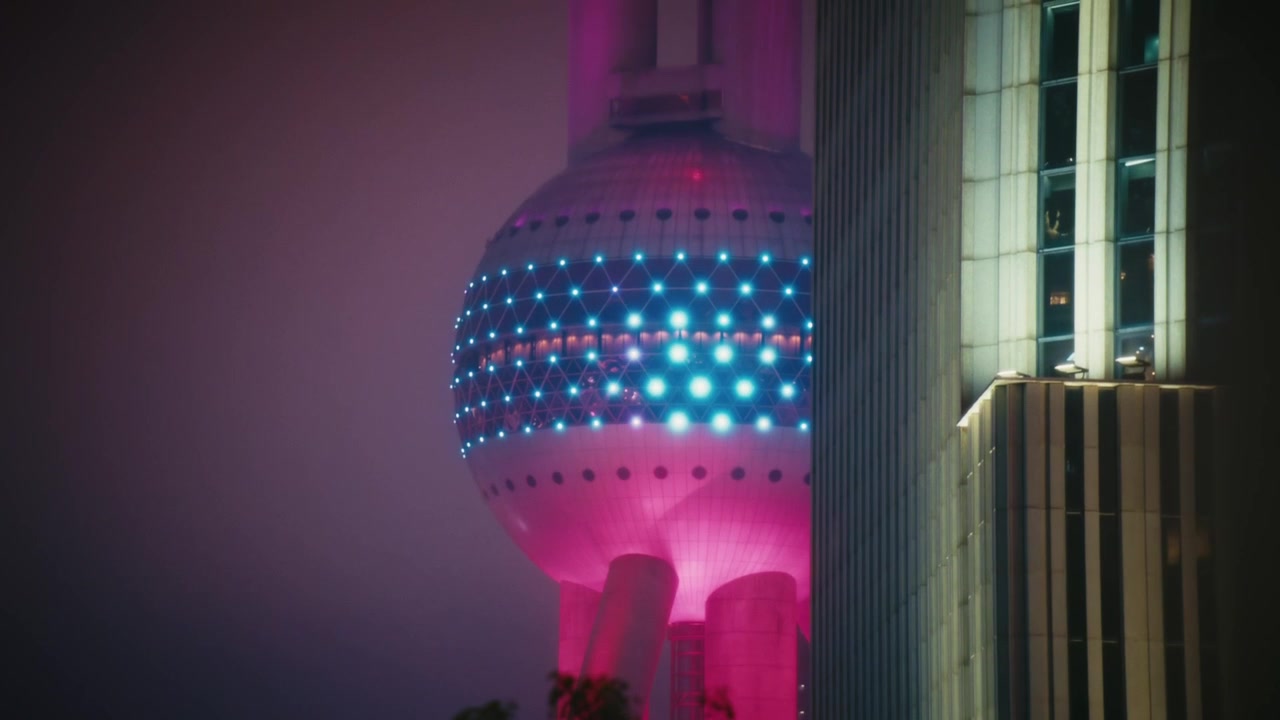 Den nedre sfæren av Oriental Pearl Tower lyser i levende rosa og magenta med et blått LED-konstellasjonsbånd, innrammet i en smal sprekk mellom to bygninger i Lujiazui, Shanghai