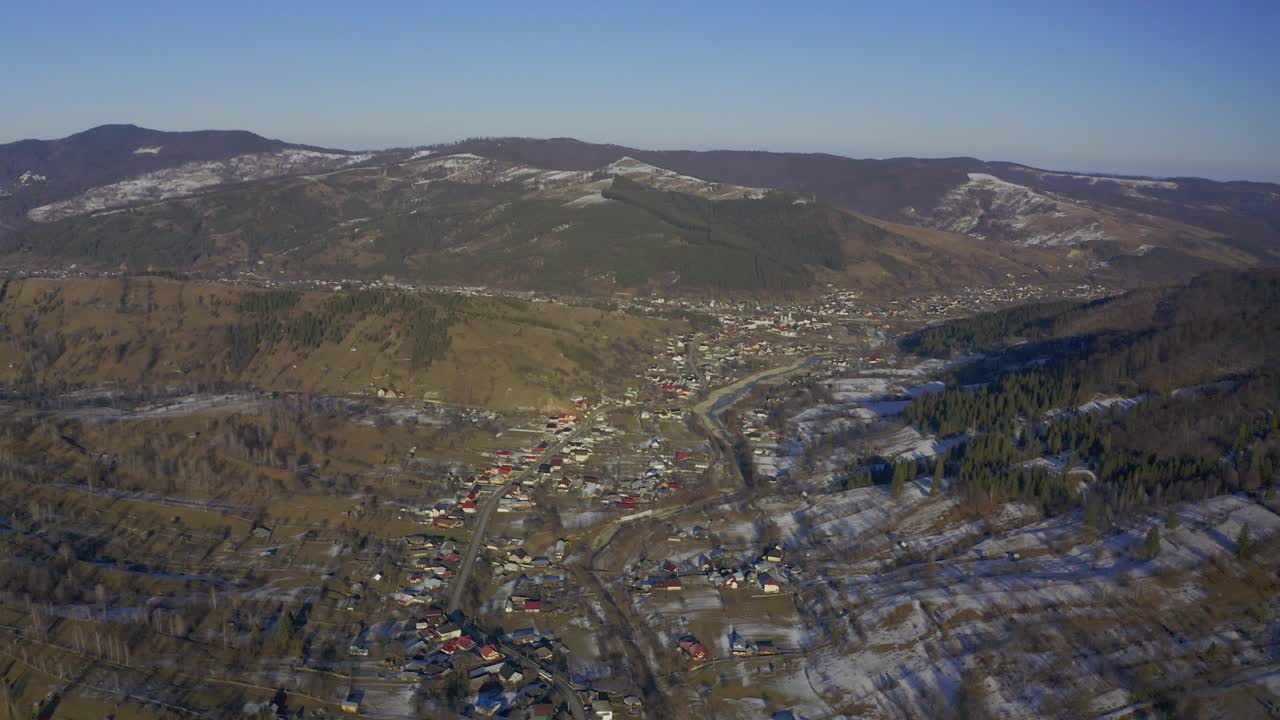 Dağların altında köy bulunan drone görüntüsü