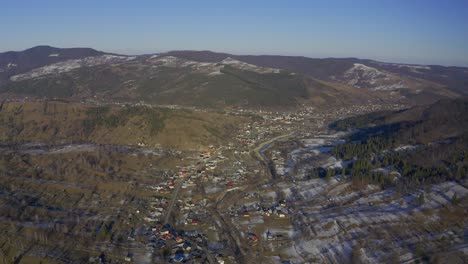 Drohnenblick-Auf-Die-Berge-Mit-Dem-Dorf-Darunter