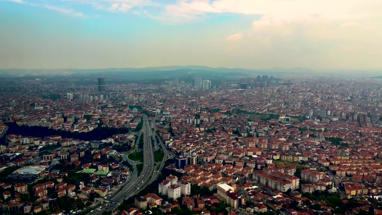 Torre Radio e TV di Camlica Istanbul - Vista 4K di Istanbul dalla cima a 587 metri - Istanbul - Ponte sul Bosforo a Istanbul - Veduta aerea panoramica degli edifici della città di Istanbul - Vista a volo d'uccello di Istanbul - Sole dietro i grattacieli di Istanbul al tramonto