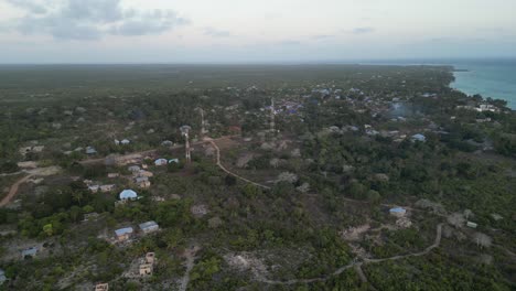 Tres-Torres-De-Comunicación-En-La-Ciudad-De-La-Playa-De-Kusini-En-El-Este-De-La-Isla-De-Zanzíbar-Tanzania-áfrica,-Tiro-Aéreo