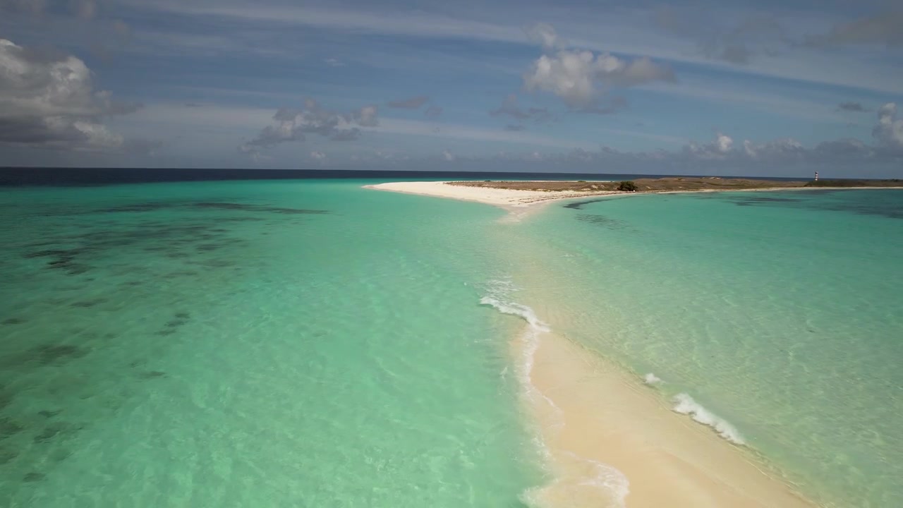 Ripresa aerea in allontanamento sul banco di sabbia incontaminato e intatto dell'isola caraibica di Cayo de Agua, Venezuela