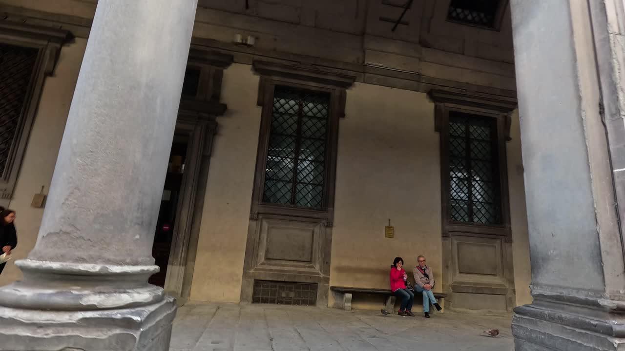 역사적인 플로렌스 스트리트의 사람들과 차량들