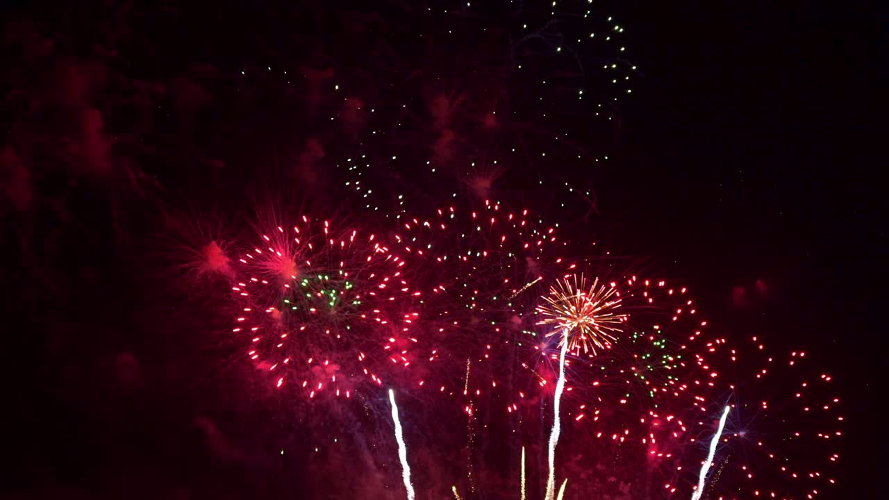 hermosa exhibición de trabajo de fuego colorido por la noche para la celebración en el festival