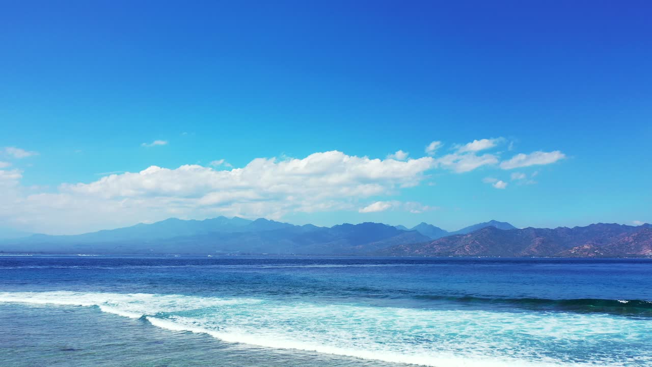산과 구름을 보면서 푸른 하늘과 놀라운 파도를 볼 수 있는 인도의 아름다운 풍경 - 와이드 샷
