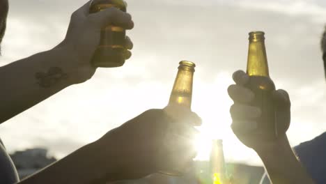 Hombres-Jóvenes-Sonrientes-Bailando-Con-Botellas-De-Cerveza.