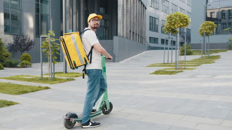 persona de entrega en scooter eléctrico