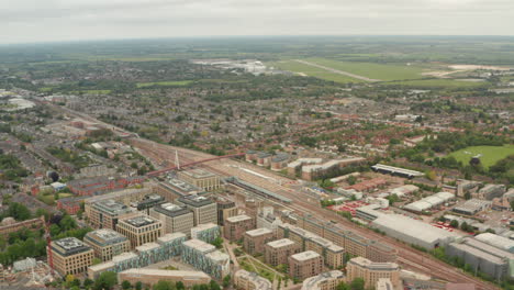 Establecimiento-De-Una-Toma-Aérea-Sobre-La-Estación-De-Tren-De-Cambridge