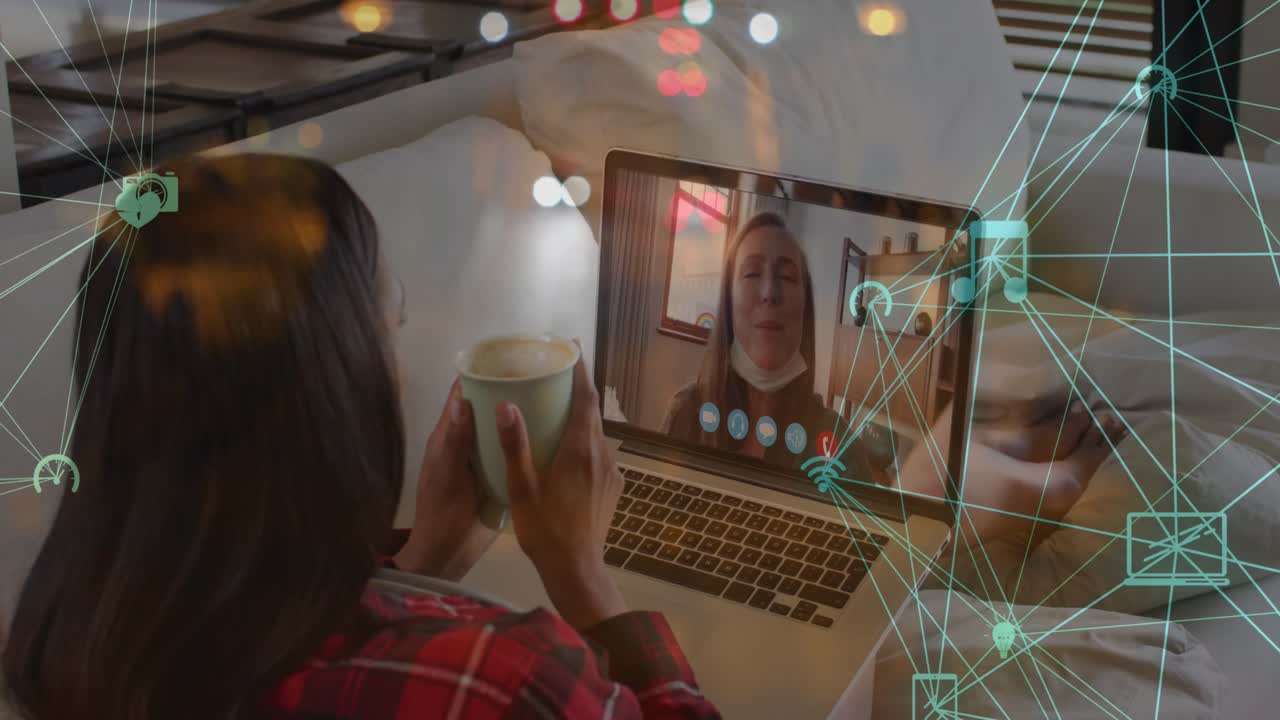 Animação de uma rede de conexões com ícones sobre uma mulher caucasiana em videochamada no laptop.