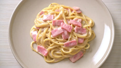 homemade-spaghetti-white-cream-sauce-with-ham---Italian-food-style