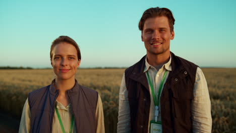 Pareja-De-Agricultores-Posando-Puesta-De-Sol-Dorada.-Retrato-Sonriente-De-Trabajadores-Agrícolas.