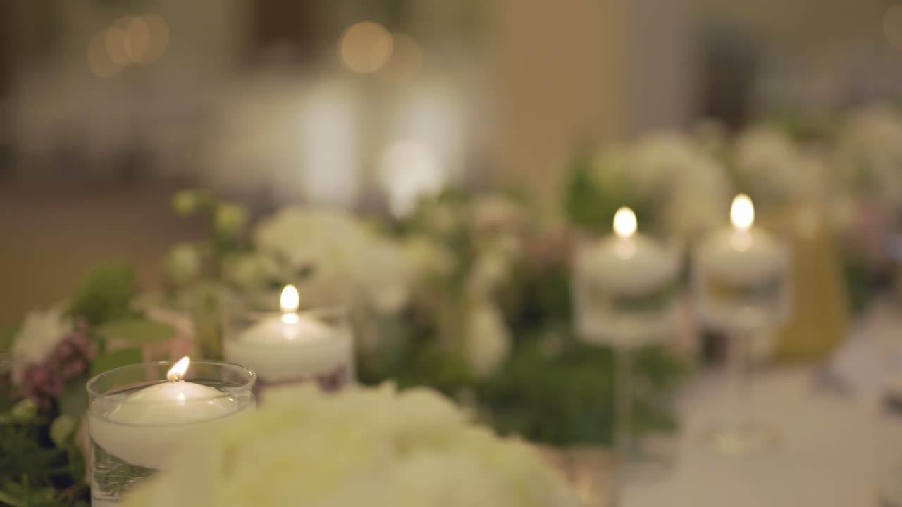 mesa decorada para cena de boda 21