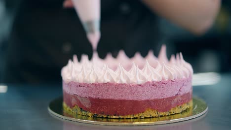 Nahansicht,-Dreischichtiger-Kuchen,-Dekoriert-Mit-Einem-Spritzbeutel