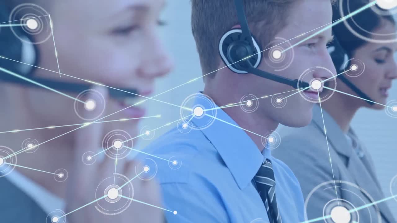 animación de la red de conexiones a través de personas de negocios que usan auriculares telefónicos