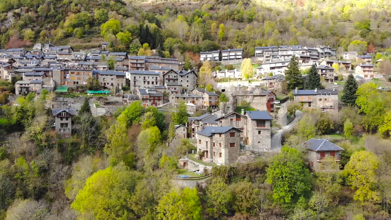 공중: 카탈로니아 시골의 산악 지형에 있는 작은 마을