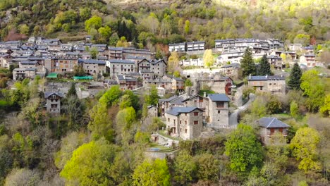 Antena:-Pequeño-Pueblo-En-Terreno-Montañoso-En-La-Campiña-Catalana