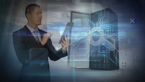 animación de un hombre de negocios caucásico usando tableta, procesamiento de datos y servidor en la nube
