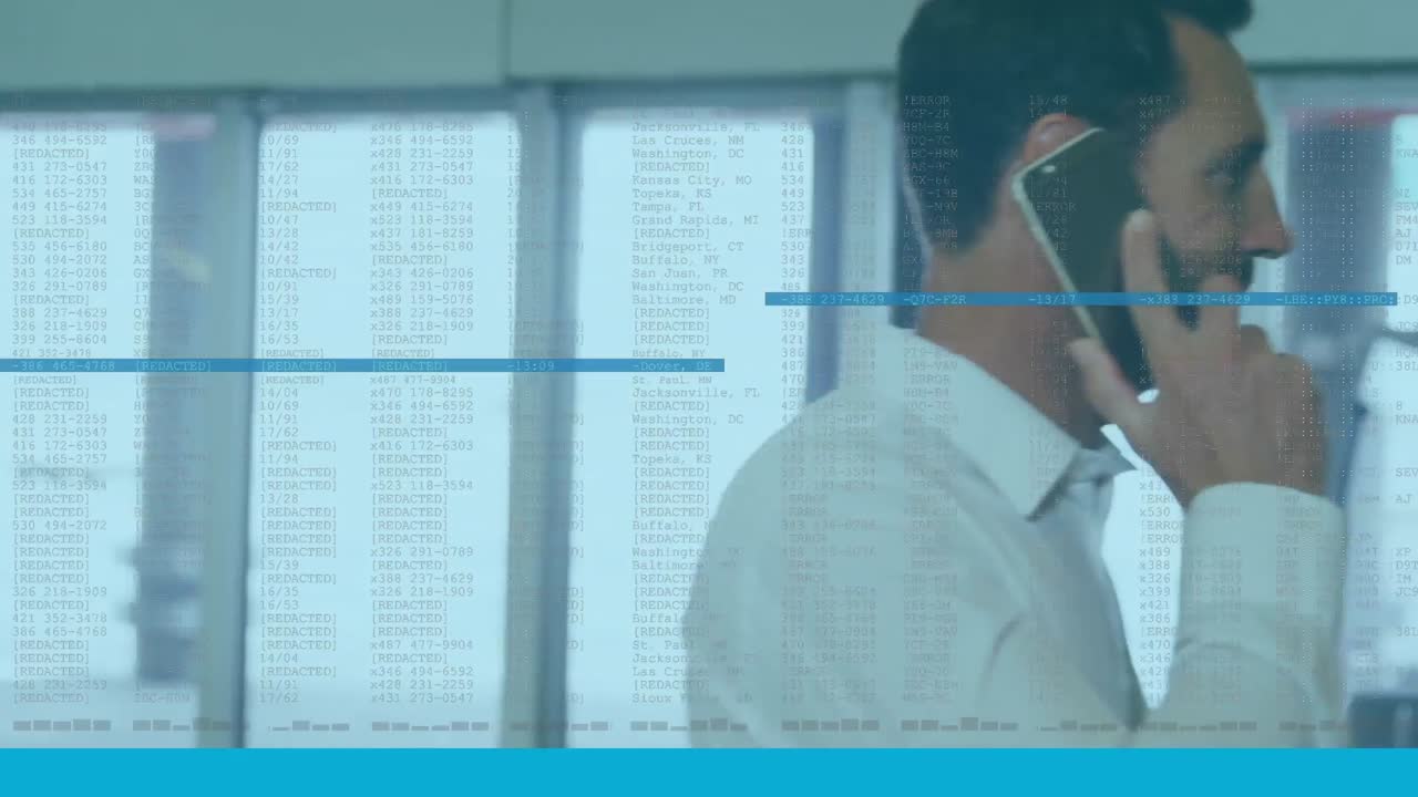 animación de procesamiento de datos contra un hombre de negocios caucásico hablando en un teléfono inteligente en un aeropuerto