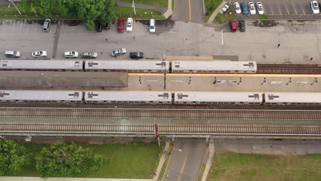 Una-Toma-De-Arriba-Hacia-Abajo-Directamente-Sobre-Dos-Trenes-En-Una-Estación