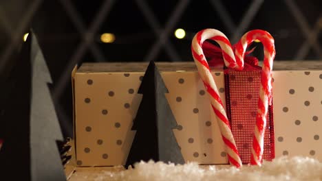 adornos navideños con bastones de caramelo slider dolly shot