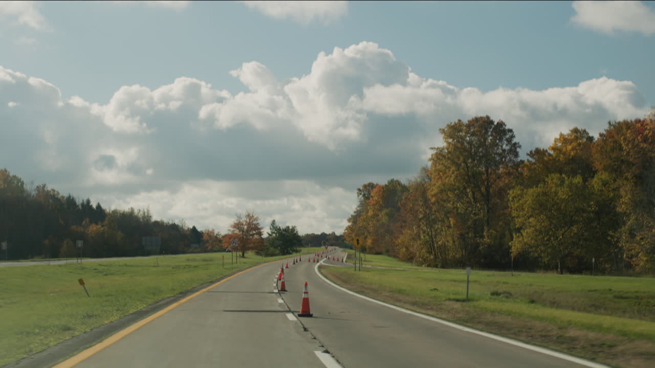 도로에 제한적인 코너가 있습니다. 수리 작업, 구 ⁇ 이 수리