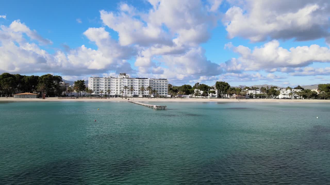 마요르카의 목조 부두에서 멀리 물과 바다 위로 뒤로 비행