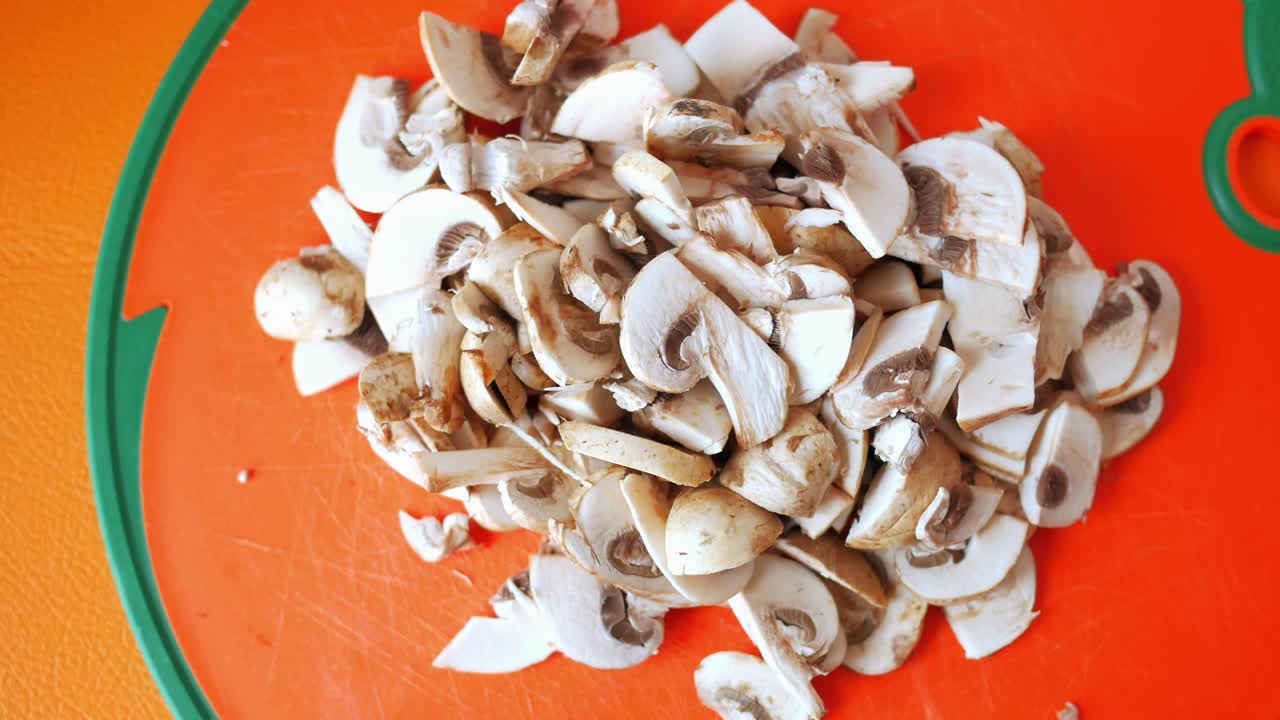 setas en rodajas en la tabla de cortar