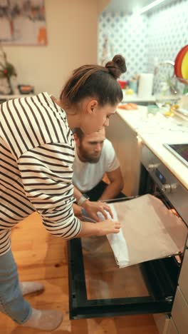 una pareja cocinando en la cocina.