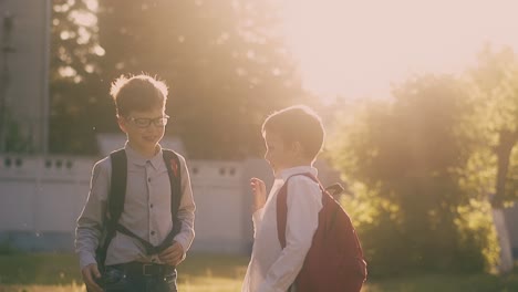 Grundschüler-Versuchen,-Fünf-Schritte-In-Zeitlupe-Zu-Machen