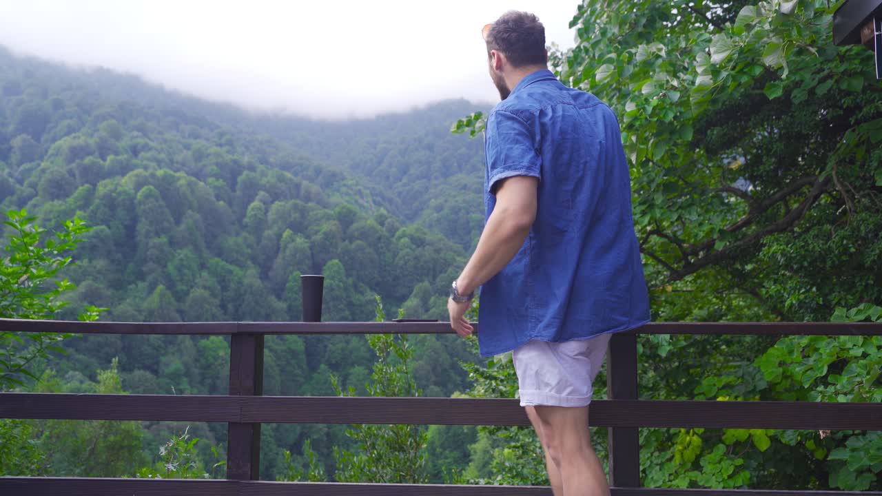 기 ⁇ 하고 흥분한 사람.