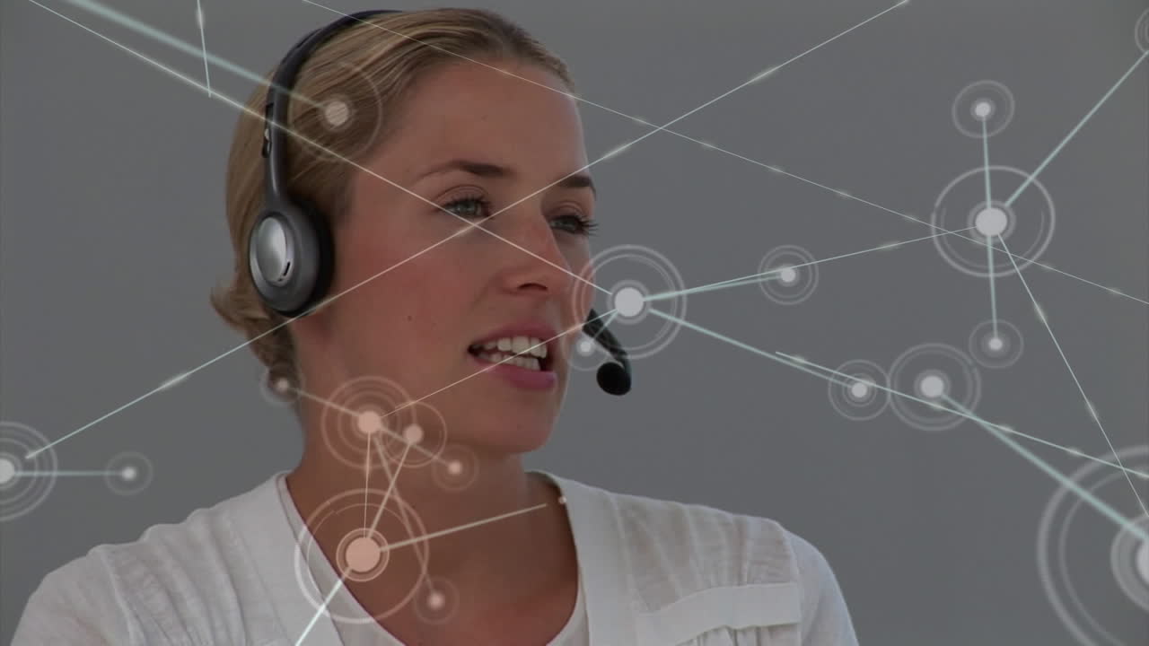 animación de la red de conexiones a través de una mujer de negocios usando auriculares telefónicos