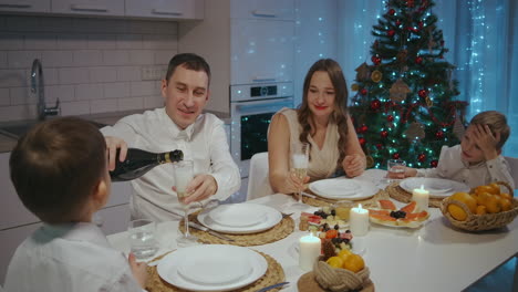 Feliz-Gran-Familia-Caucásica-De-Diferentes-Generaciones-Celebrando-La-Navidad-En-Casa.-Gente-Cenando-Una-Fiesta-De-Navidad-Comiendo-Hablando-Y-Sonriendo.-Imágenes-4k-De-Alta-Calidad