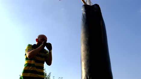 El-Atleta-Entrena-Con-Un-Saco-De-Boxeo-Pegado-A-Un-Aro-De-Baloncesto-En-La-Naturaleza.