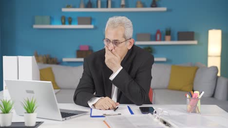 trabajador de oficina en casa esperando nerviosamente en la computadora portátil.