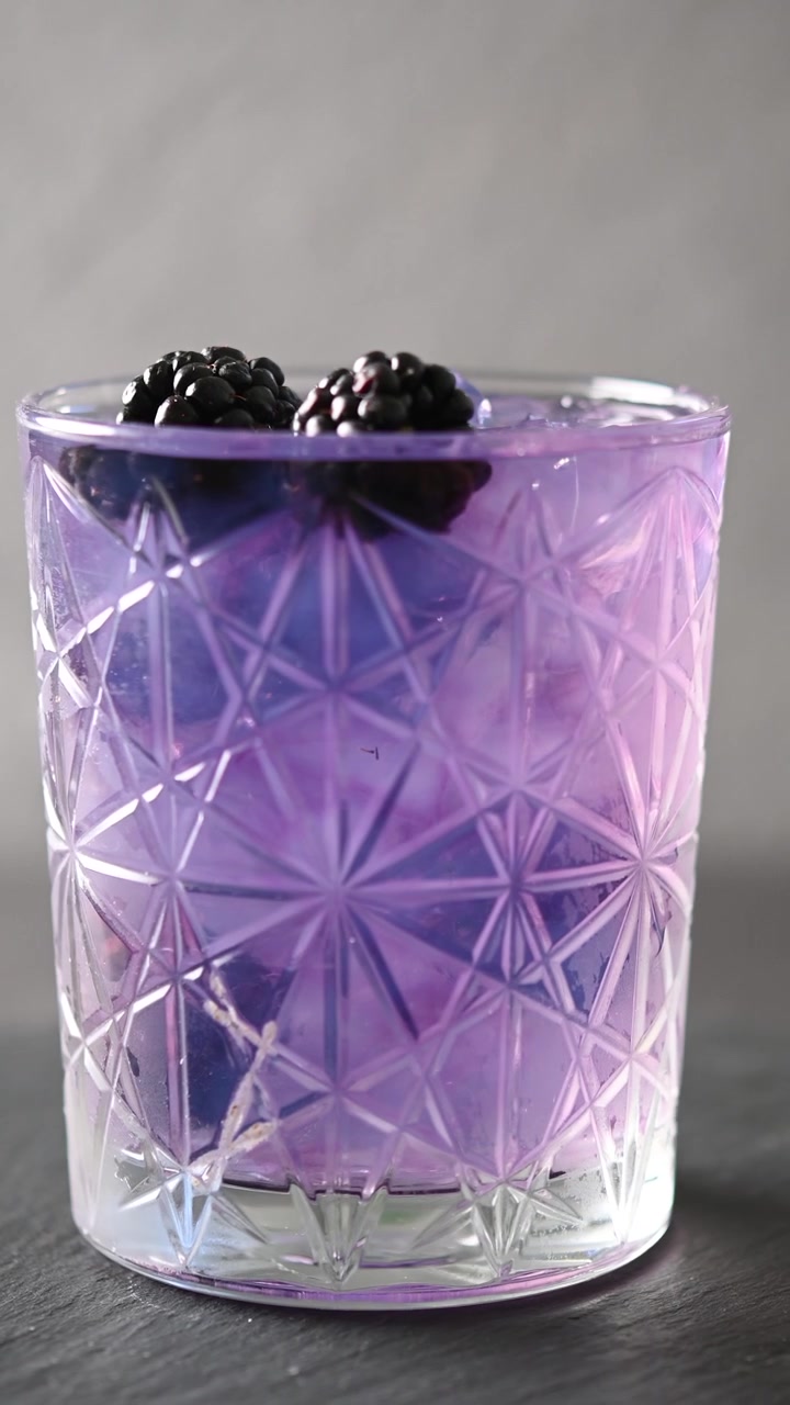 Cocktail Bramble con more e ghiaccio tritato.