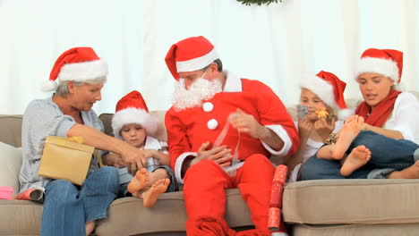 santa claus con una familia feliz