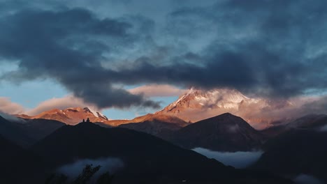 Zeitraffer-Von-Wolken,-Die-Den-Berg-Kazbek-Bei-Sonnenaufgang-Im-Kaukasus,-Georgien,-Verbergen