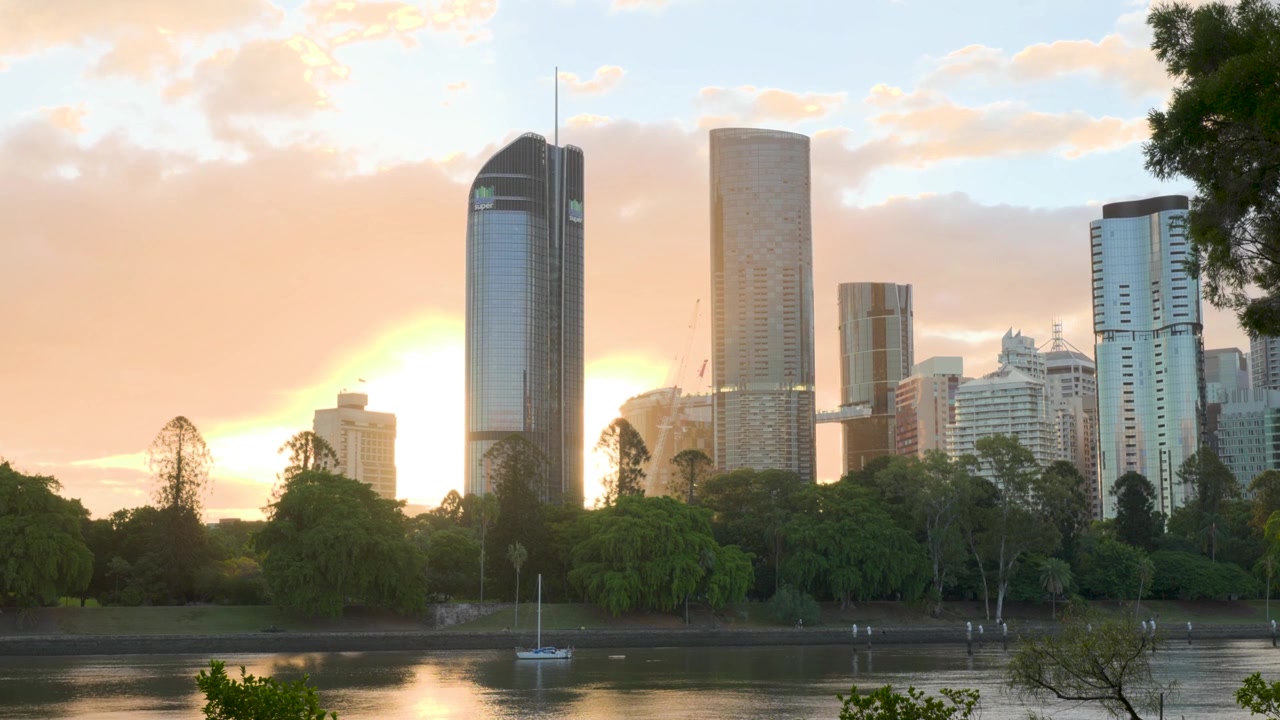 Vista do CBD de Brisbane, do Rio e dos Jardins Botânicos ao Pôr do Sol, de Kangaroo Point, Queensland, Austrália