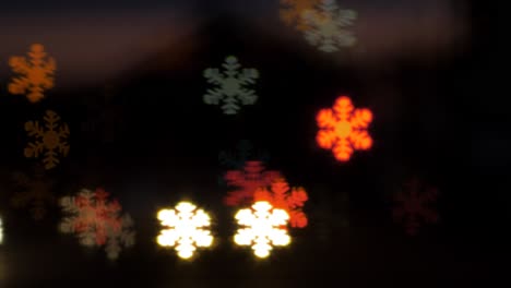 Schönes-Schneeflockenförmiges-Bokeh-Vom-Fahrenden-Auto-Und-Ampeln-Am-Abend,-Weihnachten,-Winter-Oder-Feiertagshintergrundkonzept,-Copyspace