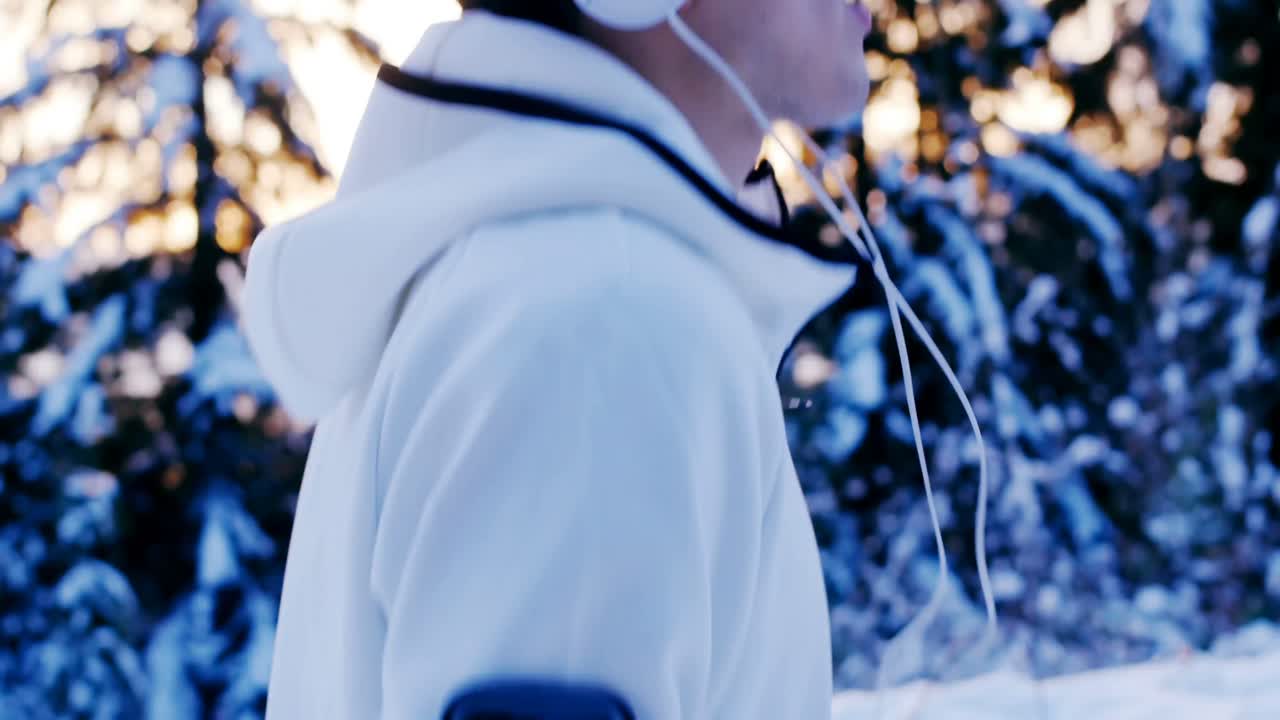 hombre escuchando música en auriculares durante el entrenamiento 4k