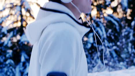 hombre escuchando música en auriculares durante el entrenamiento 4k