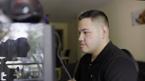 Toma-Medianamente-Ajustada-De-Un-Joven-Latino-Blanco-Trabajando-En-Una-Computadora-De-Escritorio-Y-Tomando-Café-Durante-Ese-Tiempo