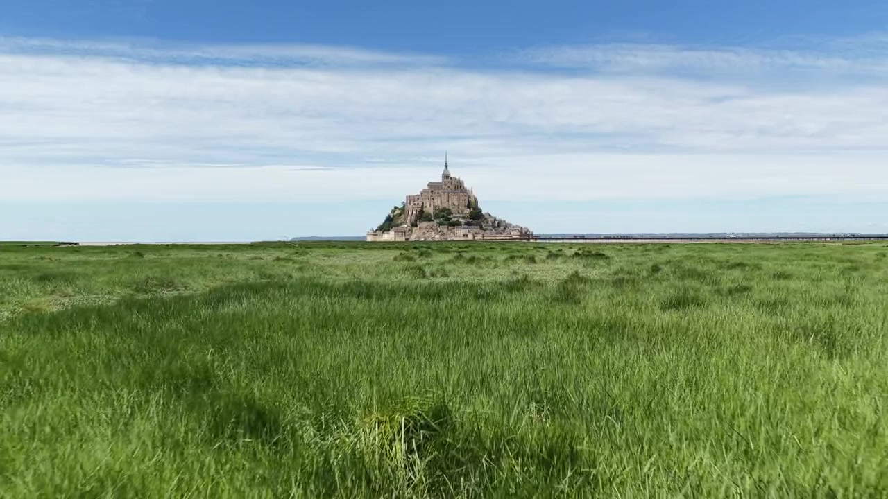 Luftfoto mod det middelalderlige kloster Mont Saint-Michel, et historisk vartegn på en tidevandsø i Frankrig, Normandiet.