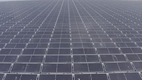 vista aérea de paneles solares flotantes en un pequeño estanque