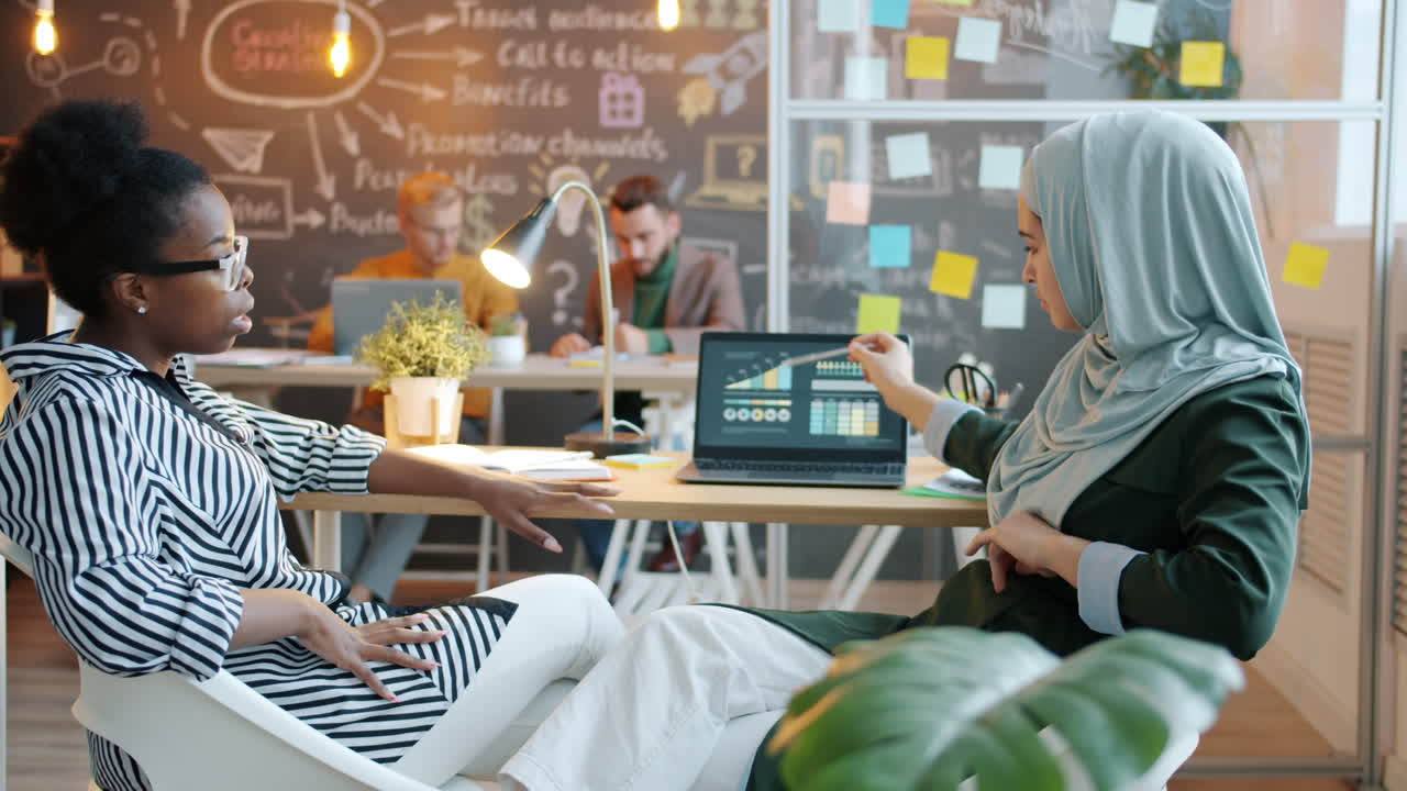 논의 중인 사업가 여성