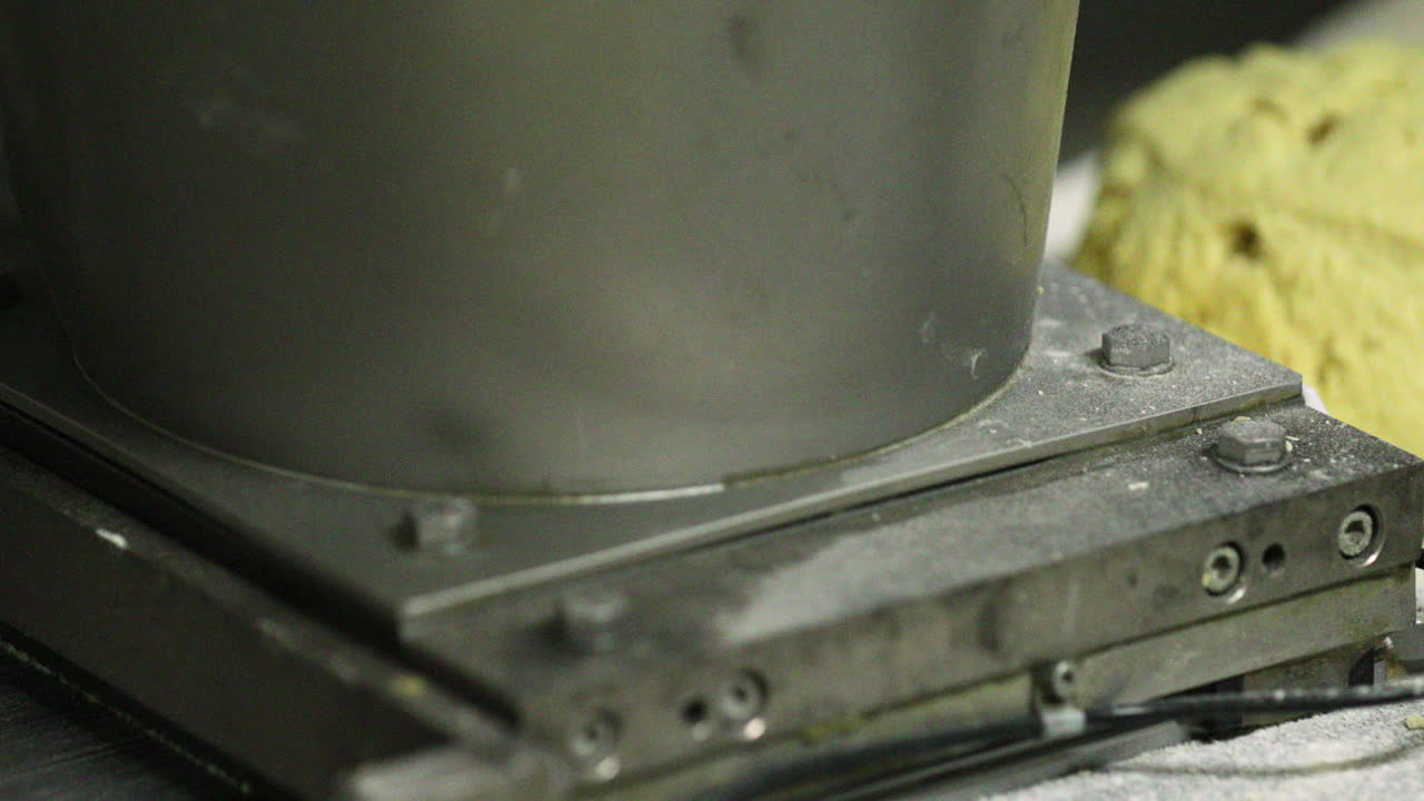 베이커리의 빵 반죽 몰더 및 디바이더 기계 - 클로즈 업, 슬로우 모션