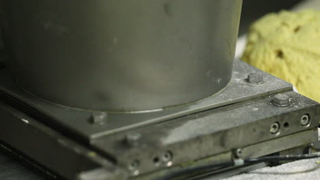moldeadora de masa de pan y máquina divisora en una panadería - primer plano, cámara lenta